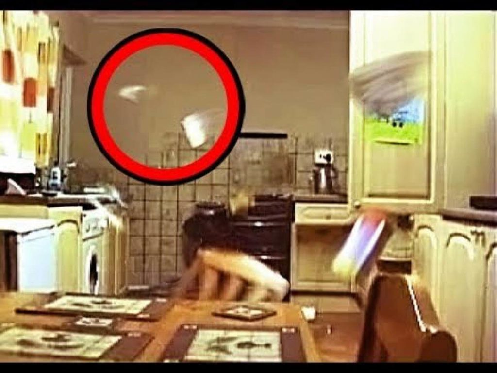 Duh devojčice oterao porodicu iz kuće